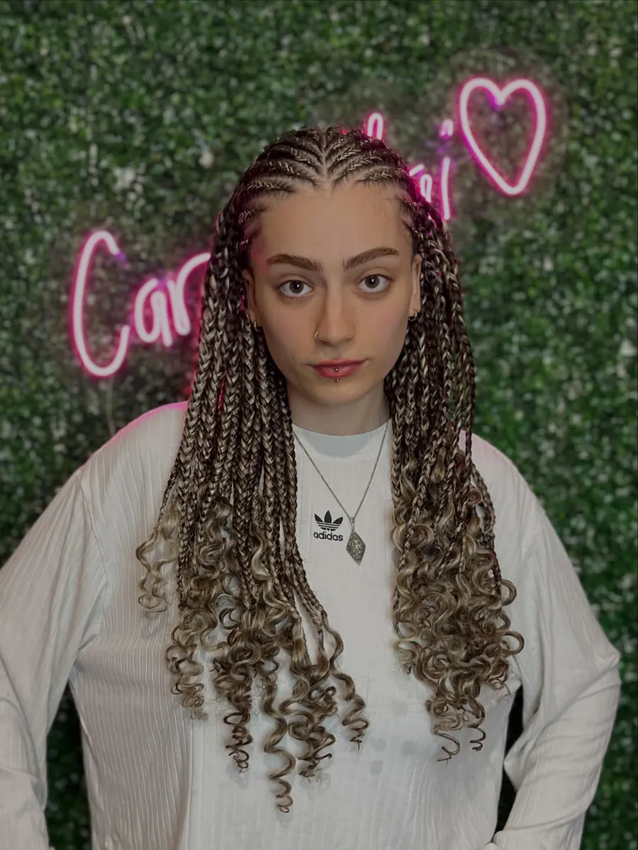 Isparta’da uygulanan bukleli uçlu boho braids, tepede sıra örgü ve ombre geçişli