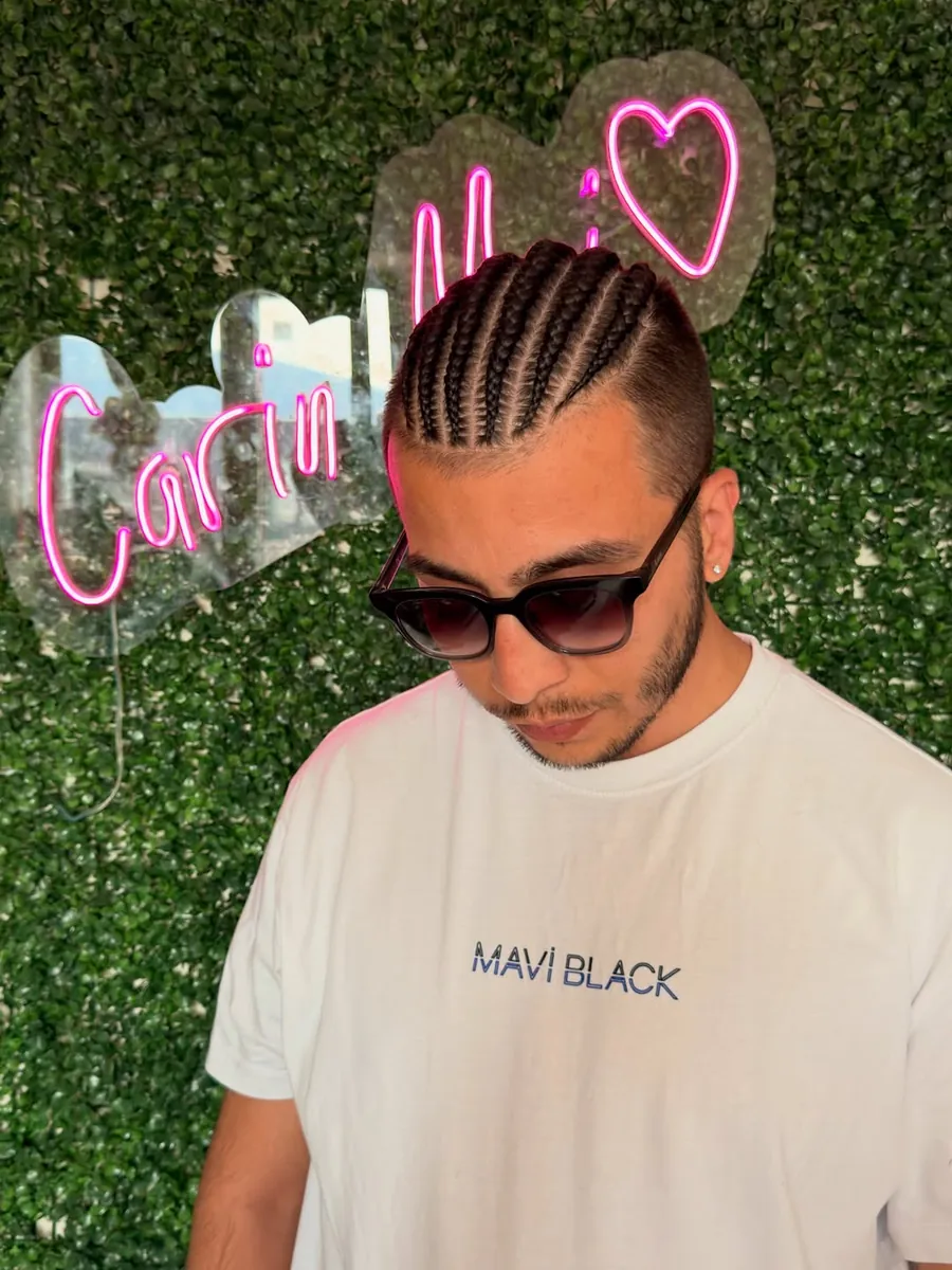 Isparta’da erkek misafirimize uygulanan, yanları kısa bırakılmış cornrow sıra örgü