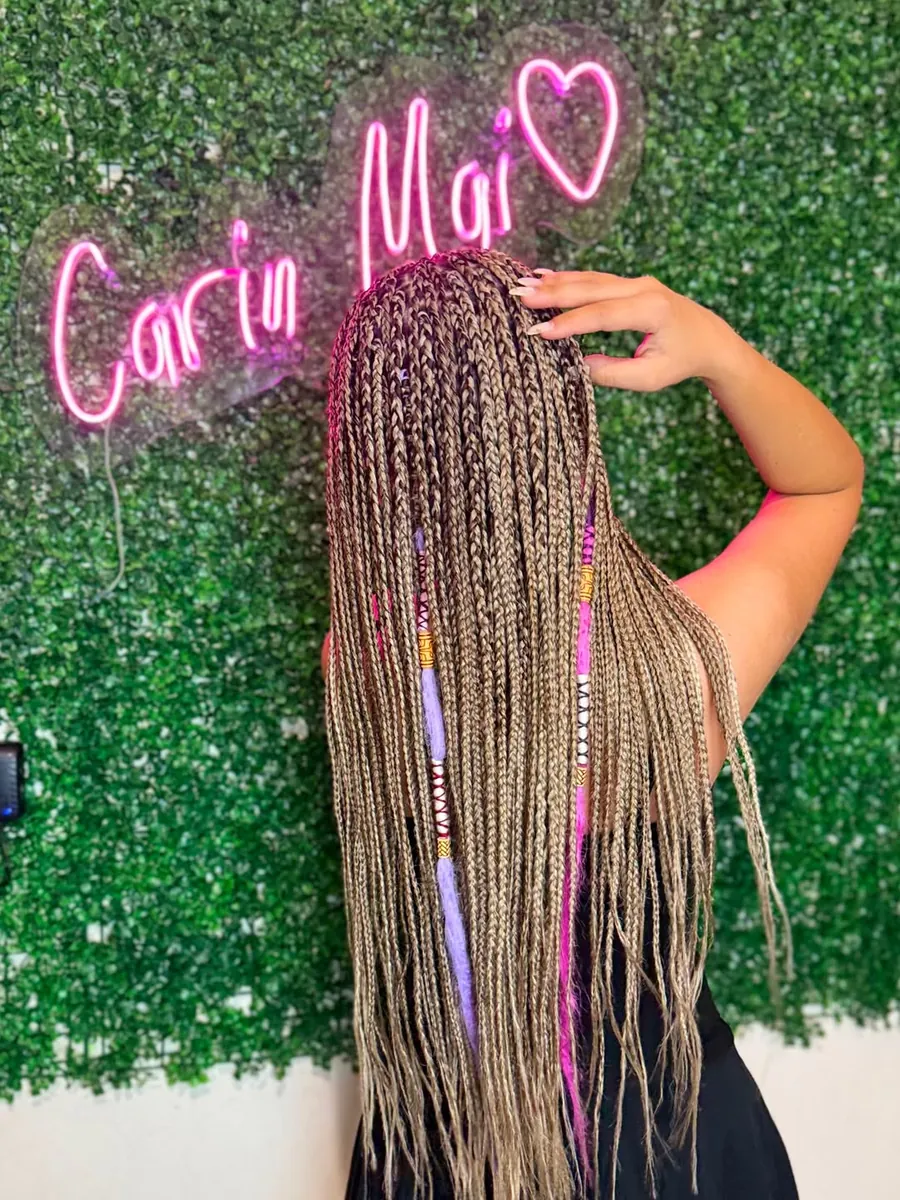 Isparta’da uygulanan bel altı uzunlukta ombre knotless braids, altın boncuk ve halka detaylı