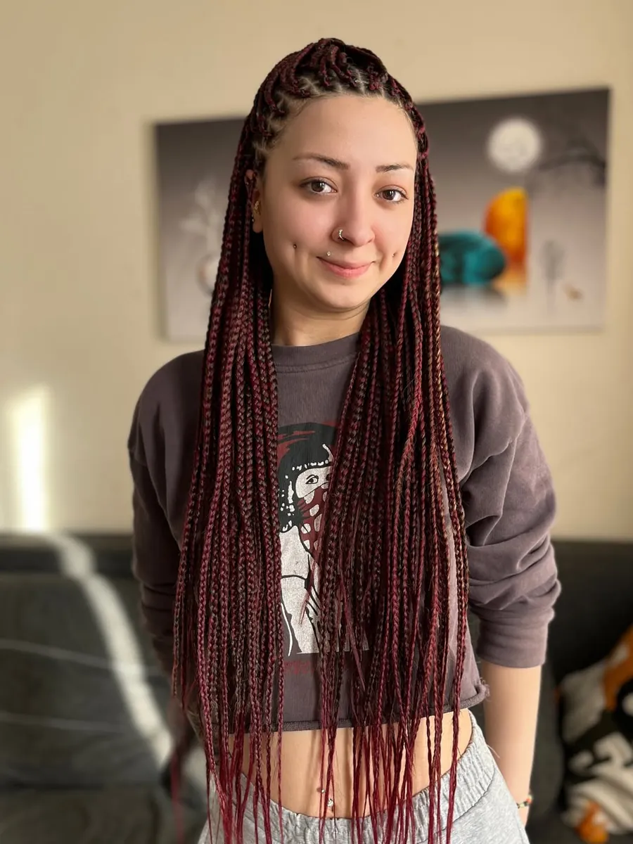 Isparta’da bordo renkli sentetik saçla yapılmış uzun knotless braids uygulaması