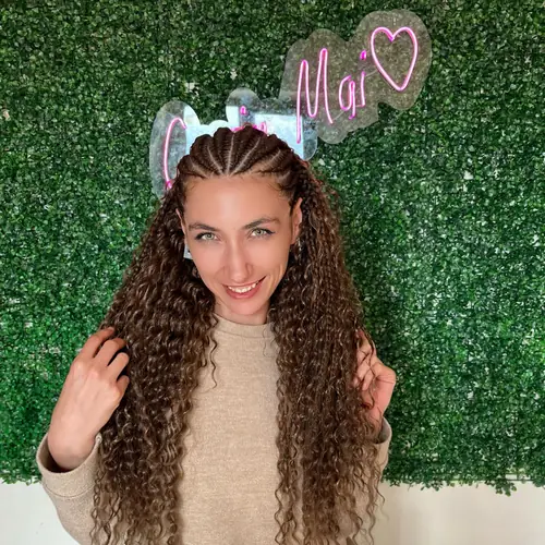 Isparta'da ortadan ayrımlı, uçları yoğun bukleli kahve-sarı ombre boho braids