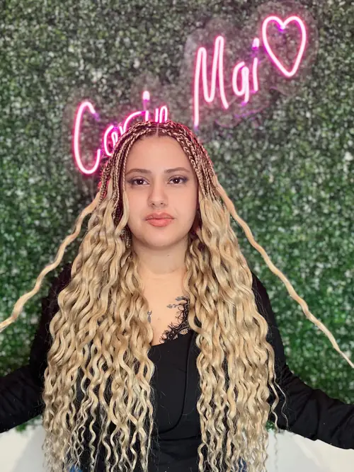 Isparta'da sarı-bej tonlarda, uçları dalgalı bırakılmış uzun boho braids