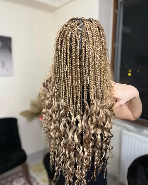 Isparta'da sarı-kahve ombre geçişli, uçları bukleli boho braids