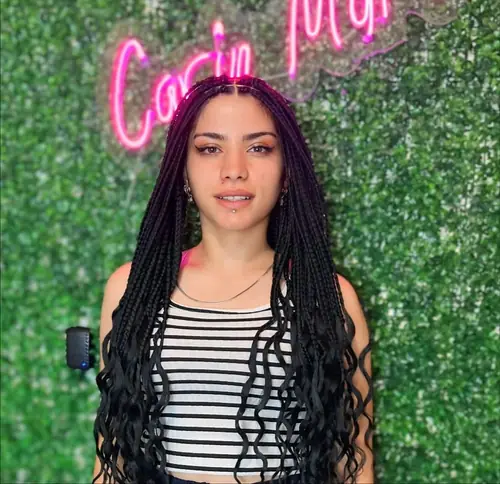 Isparta'da siyah ve mor tonlarda, uçları bukleli uzun boho braids