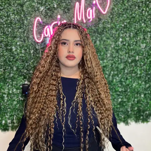 Isparta'da kahve-sarı ombre, uçları tamamen bukleli uzun boho braids