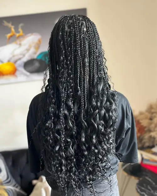 Isparta'da siyah, uçları bukleli bırakılmış uzun boho braids