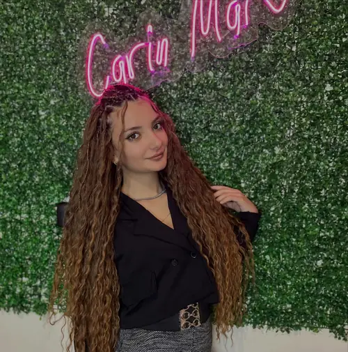 Isparta'da kahverengi, uçları yoğun bukleli uzun boho braids