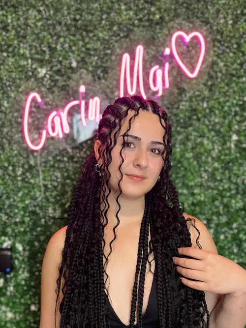 Isparta'da siyah-bordo tonlarda, uçları bukleli uzun boho braids