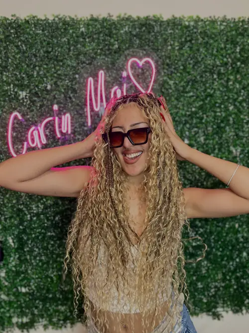 Isparta'da sarı tonlarda, uçları bukleli bırakılmış boho braids