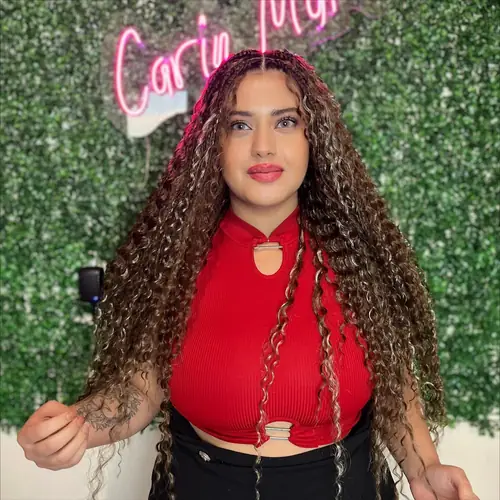 Isparta'da kahverengi tonlarda, uçları bukleli bırakılmış uzun boho braids
