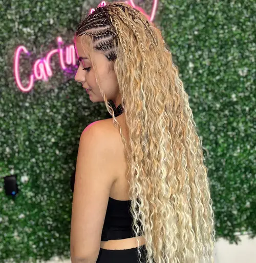 Isparta'da tepede sıra örgü, uçları dalgalı bırakılmış sarı boho braids