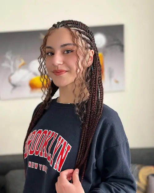 Isparta'da tepede ince sıra örgü, uçları bukleli kahve-bordo boho braids