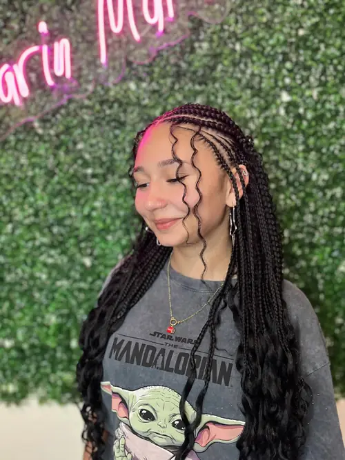 Isparta'da tepede sıra örgü, uçları bukleli bordo-siyah boho braids