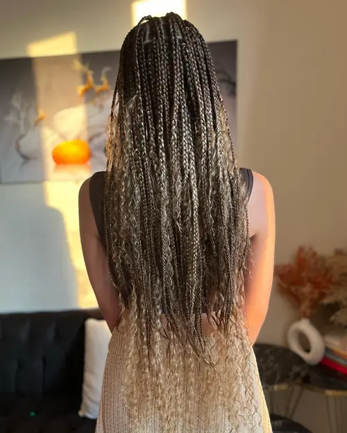 Isparta'da bej-kahve ombre, uçları dalgalı bırakılmış boho braids