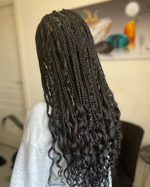 Isparta'da siyah tonlarda, uçları yoğun bukleli uzun boho braids