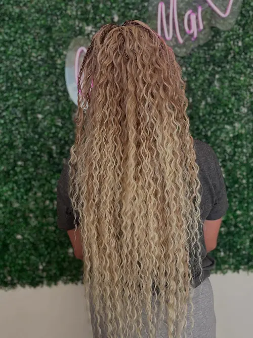 Isparta'da sarı-bej tonlarda, uçları dalgalı uzun boho braids