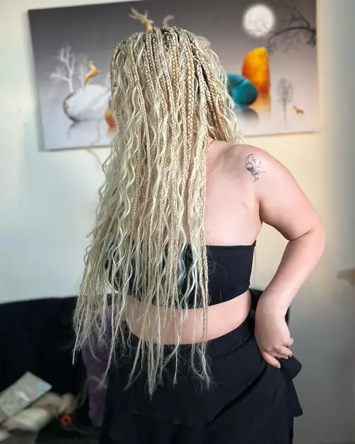 Isparta'da sarı-beyaz tonlarda, uçları dalgalı bırakılmış boho braids