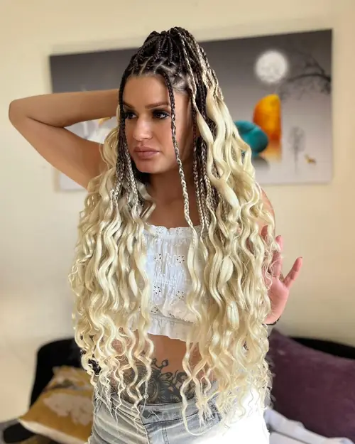 Isparta'da sarı-beyaz tonlarda, uçları bukleli uzun boho braids