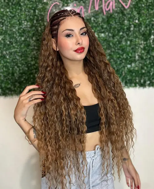 Isparta'da kahve-sarı ombre, uçları dalgalı uzun boho braids