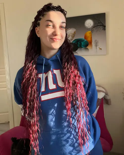 Isparta'da kahverengi örgü, uçları pembe-kızıl bukleyle tamamlanmış boho braids