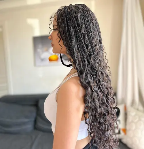 Isparta'da siyah-gri tonlarda, tepede örgü ve uçları bukleli boho braids