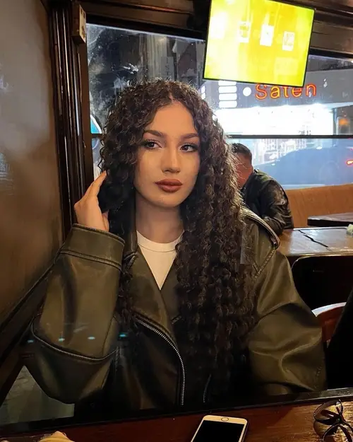 Isparta'da kahverengi tonlarda, uçları bukleli uzun boho braids