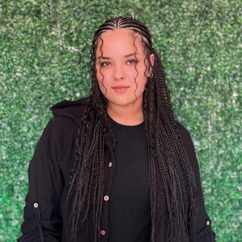 Isparta'da siyah ince örgüler ve bukleli uçlardan oluşan boho braids