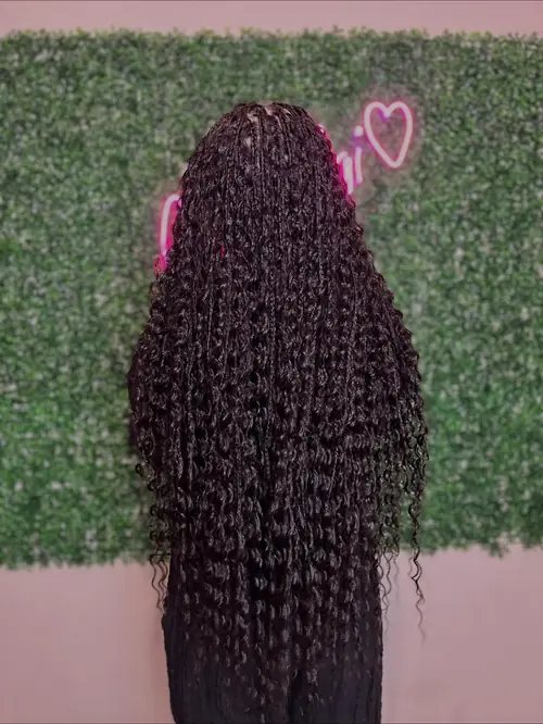 Isparta'da bordo-mor tonlarda, uçları yoğun bukleli boho braids