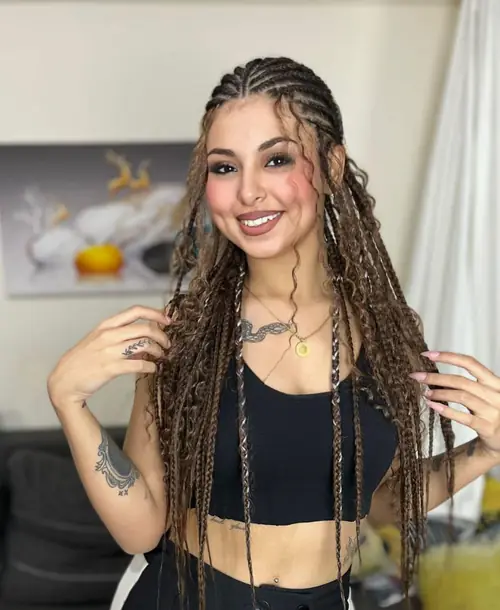 Isparta'da tepede sıra örgü, uçları bukleli kahverengi boho braids