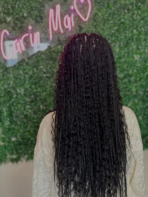 Isparta'da siyah-bordo tonlarda, uçları bukleli uzun boho braids