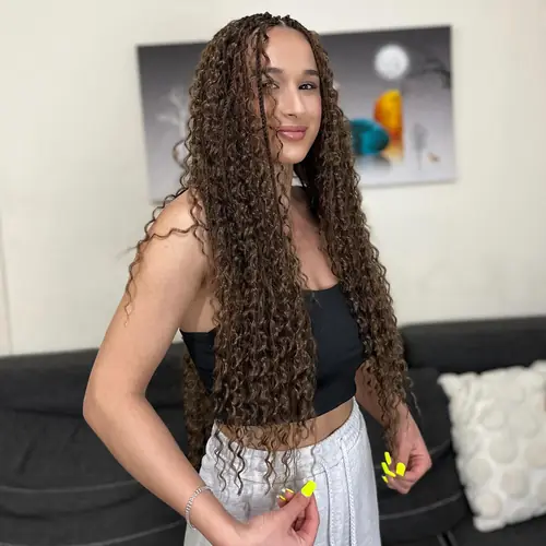 Isparta'da kahverengi tonlarda, uçları bukleli uzun boho braids