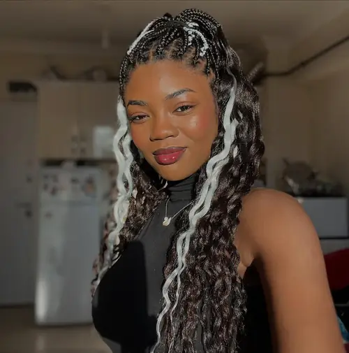 Isparta'da siyah ve beyaz tutamların birlikte kullanıldığı bukleli uçlu boho braids