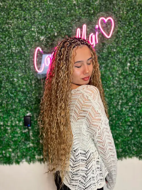 Isparta'da sarı-kahve ombre, bukleli uçlu boho braids — yandan