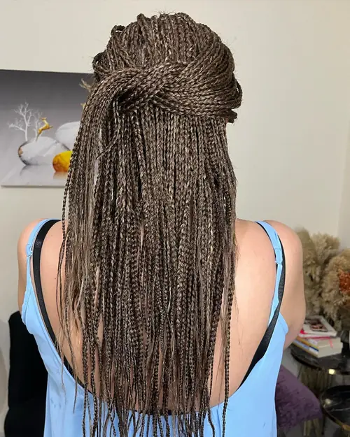 Isparta'da yarım toplanmış, kahverengi orta kalınlıkta box braids