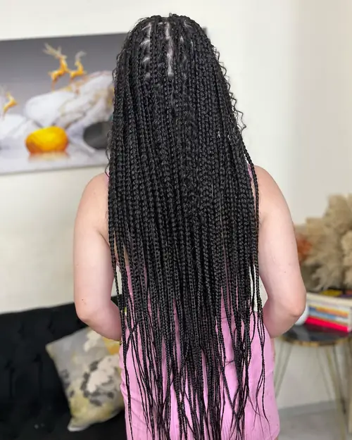 Isparta'da siyah örgü, uçları pembe sentetikle tamamlanmış box braids