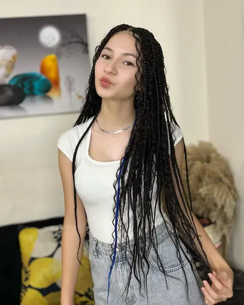Isparta'da siyah örgü arasına mavi tutam yerleştirilmiş uzun box braids