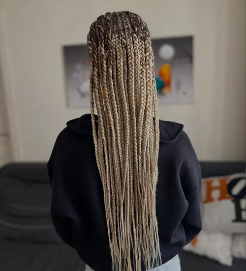 Isparta'da bej-kahve tonlarda omuz altı box braids