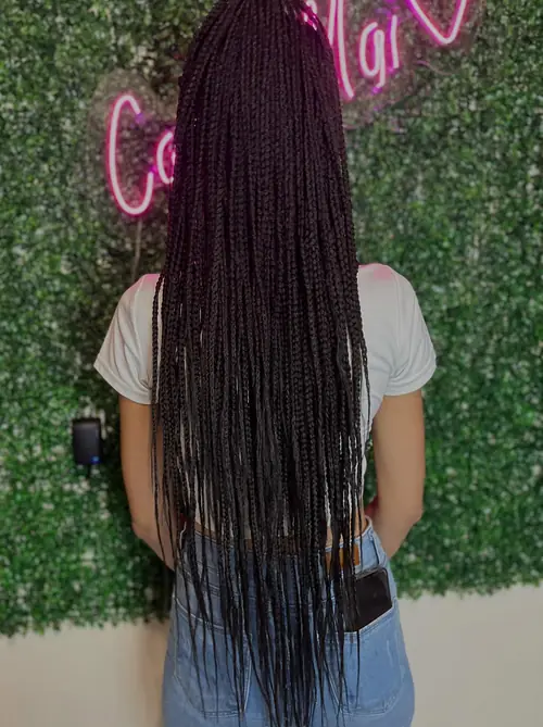 Isparta'da bordo-siyah tonlarda sırt boyu uzun box braids