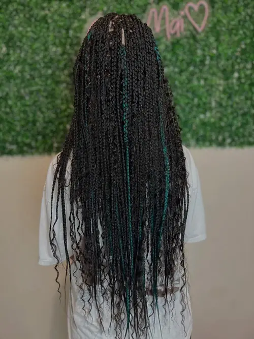 Isparta'da siyah örgü arasına turkuaz tutam yerleştirilmiş box braids