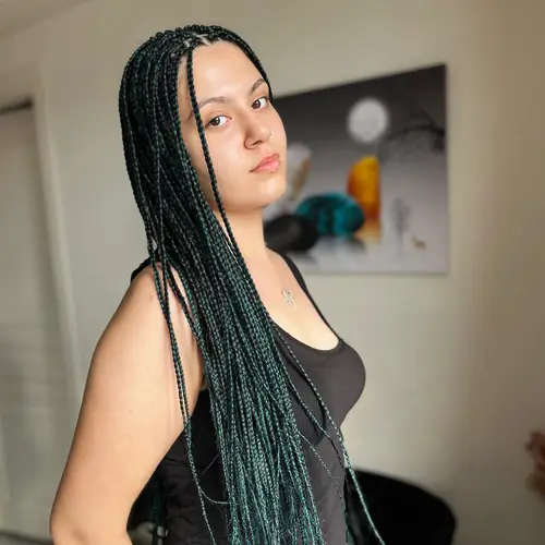 Isparta'da siyahtan yeşile ombre geçişli uzun box braids