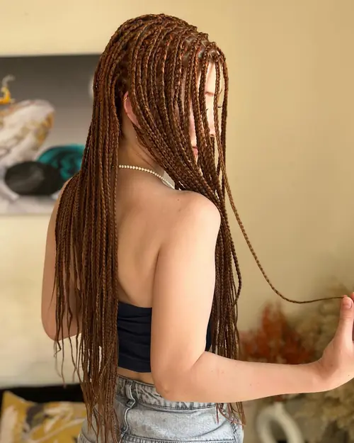 Isparta'da kahverengi, sırt boyu uzun box braids