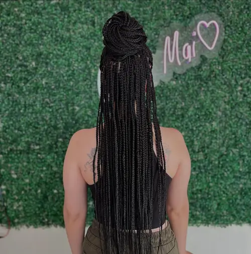 Isparta'da siyah, tepede toplanmış sırt boyu uzun box braids