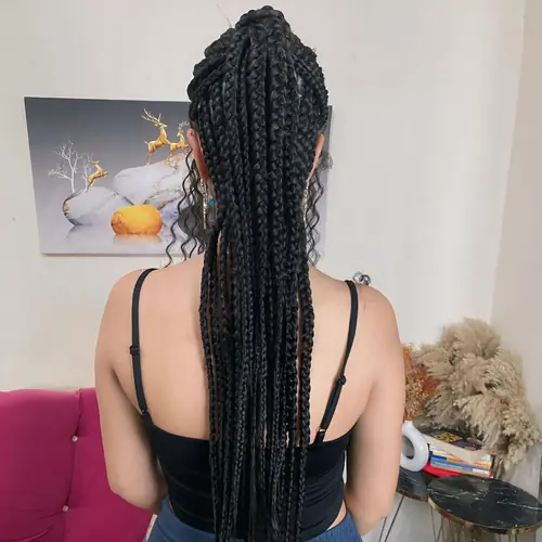 Isparta'da siyah, arkadan görünümde kalın bölmeli uzun box braids