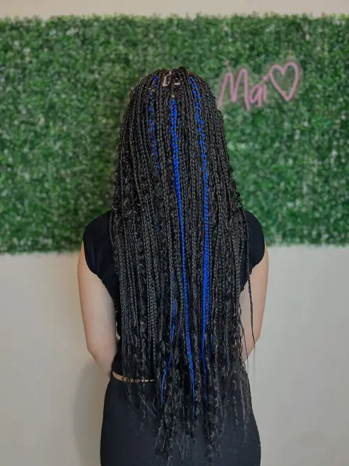 Isparta'da siyah örgü arasına mavi tutam yerleştirilmiş uzun box braids