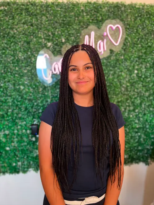 Isparta'da ince bölmeli, doğal siyah box braids — önden