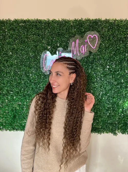 Isparta'da yanları sıra örgülü, uçları dalgalı boho cornrow