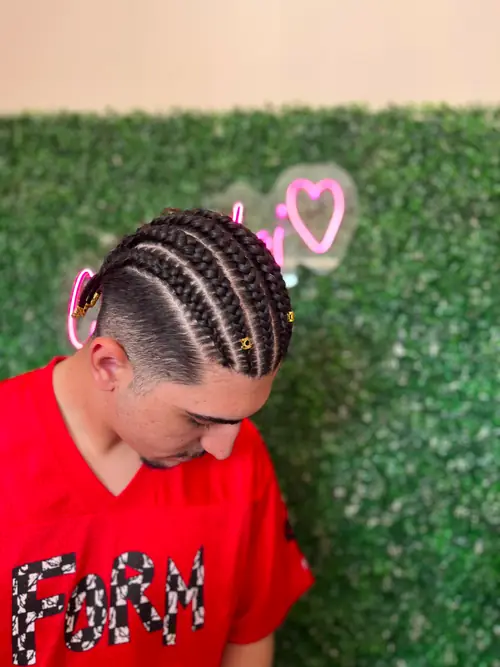 Isparta'da erkek cornrow; boncuk detaylı düz sıra örgü
