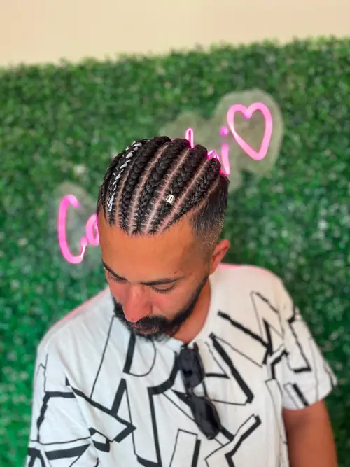 Isparta'da erkek cornrow, tepeden düz sıra örgü yerleşimi