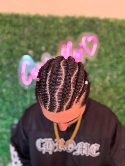 Isparta'da erkek cornrow; sık ve kalın sıra örgüler