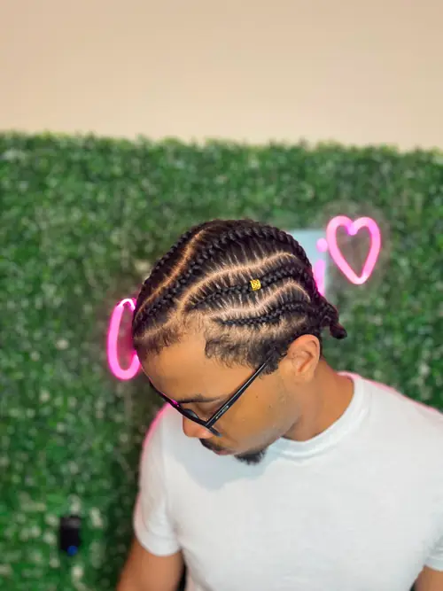 Isparta'da erkek cornrow; ince sıra örgüyle tepe deseni